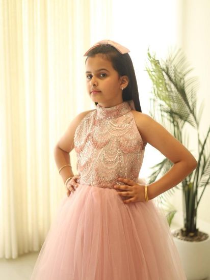 صورة فستان سهرة لحمي انيق تطريز على الصدر ونفاش تل